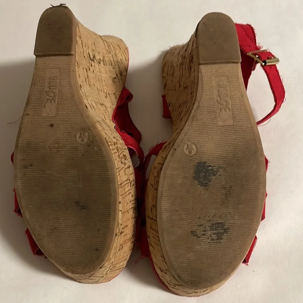 Rouge Helium Sueded Wedges - Picture 4 of 4